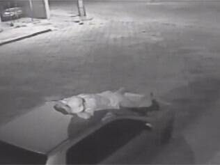 Homem chegou a subir no pára-brisas do carro fazendo movimentos sexuais