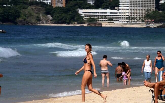 Na tarde de sexta (15), Letícia Birkheuer foi à praia de Ipanema, no Rio de Janeiro