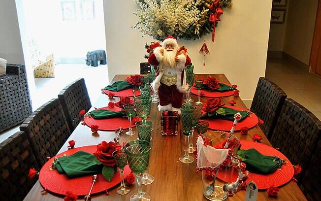 Um Papai Noel no centro da mesa faz referência direta ao momento natalino. Mesa de Roberta Fanucchi na Casa Vostra