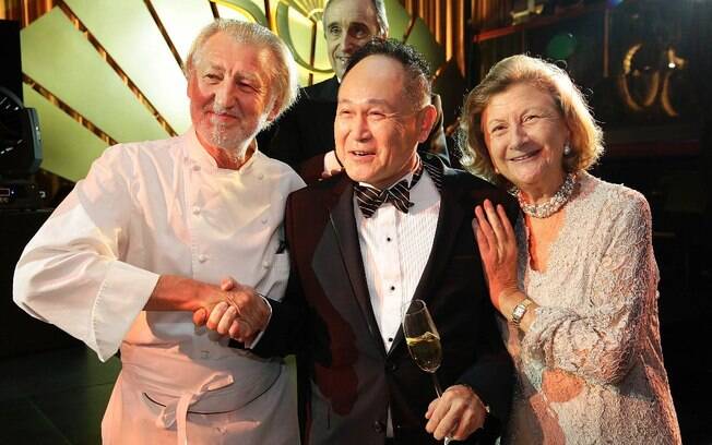 Cecil Chao (no centro) numa festa em Hong Kong, em outubro de 2013