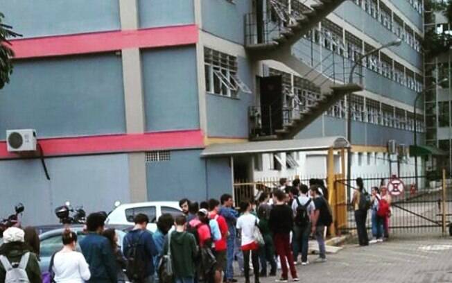 Fila formada por alunos da USP para retirada de cartões da UNE e UMES, no início da semana