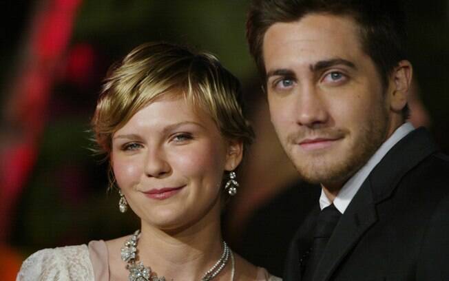 Kirsten Dunst foi a primeira - entre várias - namorada famosas de Jake Gyllenhaal. Eles ficaram juntos por dois anos (e chegaram a morar na mesma casa), mas terminaram em 2004