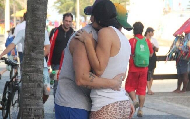 Ex-BBBs Kléber Bambam e Joseane Oliveira trocam beijos na praia