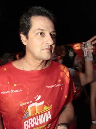 Marcelo Serrado em camarote no carnaval de São Paulo
