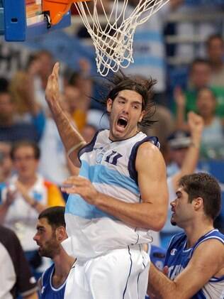 Luis Scola, lenda viva, comemora o ouro argentino contra a Itália na decisão