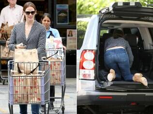 Jennifer Garner entra no porta-malas do carro para ajeitar o espaço e guardar as compras