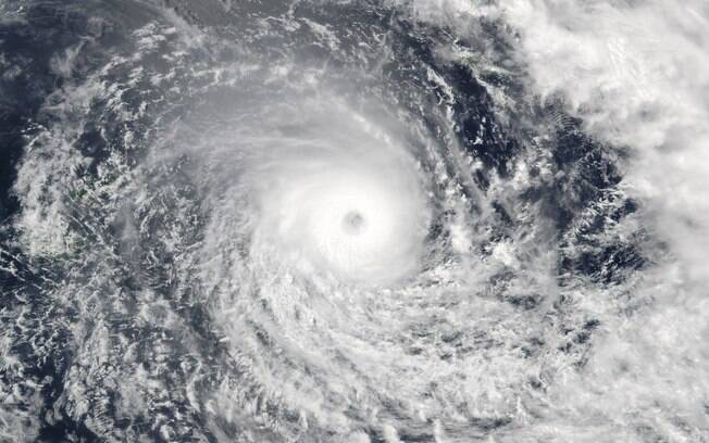 Imagem de satélite mostra o gigantismo do ciclone Winston, no sábado (20). Foto: Nasa Earth Observatory - 20.02.2016