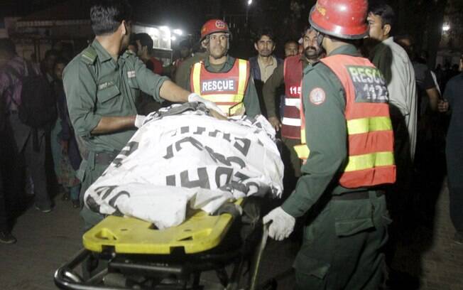 Equipes de resgate transportam o corpo de uma vítima do ataque no parque em Lahore