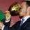 Mais tarde, Fassbender finge beber um gole do troféu em frente aos jornalistas. Foto: Reuters