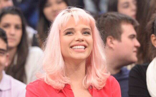 Bruna Linzmeyer teve de ficar com os cabelos cor-de-rosa para sua personagem em 