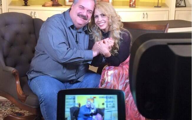 Gilberto Barros entrevista a cantora Joelma na TV Leão