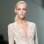 Decote profundo deixa vestido de mangas longas mais insinuante. De Elie Saab. Foto: Getty Images