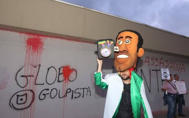 Protestantes picharam a fachada da Rede Globo na sede no Itaim Bibi: 