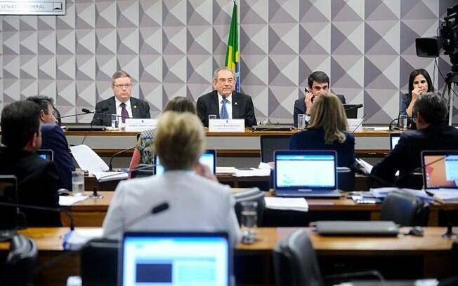 Membros da Comissão do Impeachment debateram nesta quarta-feira (3) o relatório do senador Anastasia (PSDB-MG)