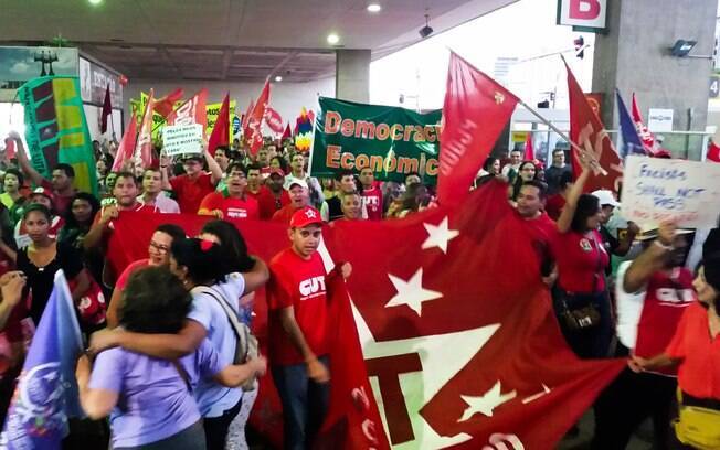 Cerca de mil manifestantes se concentraram em Brasília em ato convocado pela CUT (13 de março)