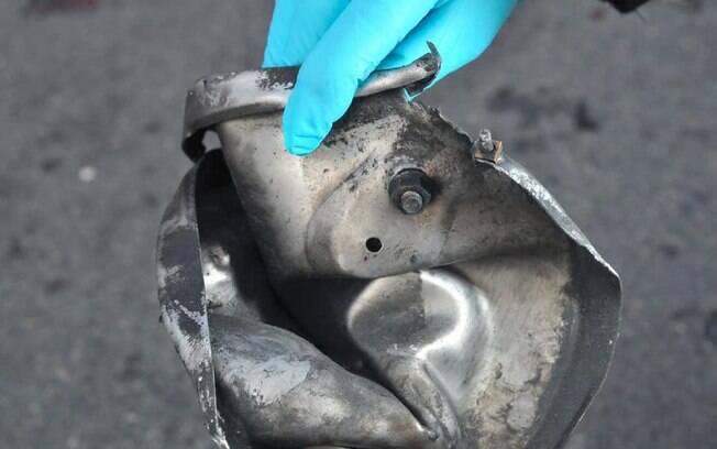 Fotos da cena das explosões da Maratona de Boston tirada por investigadores mostram os restos do explosivo (17/04)