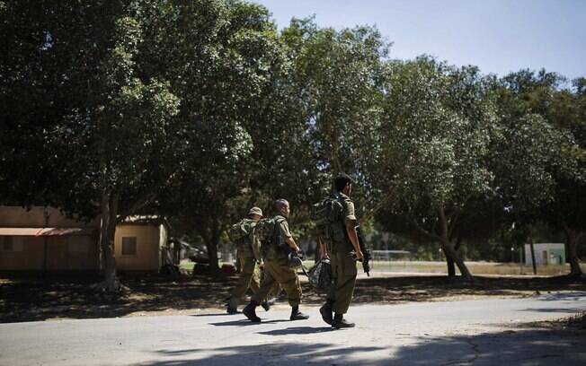 Soldados israelenses patrulham Kibbutz Nahal Oz, perto da Faixa de Gaza cuja maioria dos moradores fugiu para se proteger de foguetes (10/08)