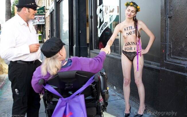 1º de Outubro - Militante fez protesto solitário nos EUA contra o estupro, no qual afirmou que roupas não levam a estupros e, sim, estupradores causam estupros. Foto: Femen/Divulgação