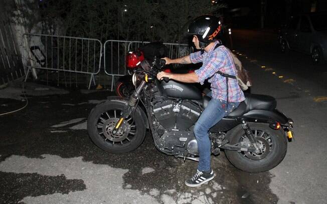 Bruno Gagliasso chega de moto à festa de 'Joia Rara', no Rio