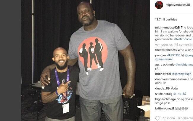 Baixinho Demetrious Johnson ao lado do gigante Shaquille O'Neal