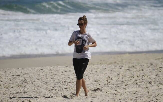 Juliana Didone também pratica atividades na praia