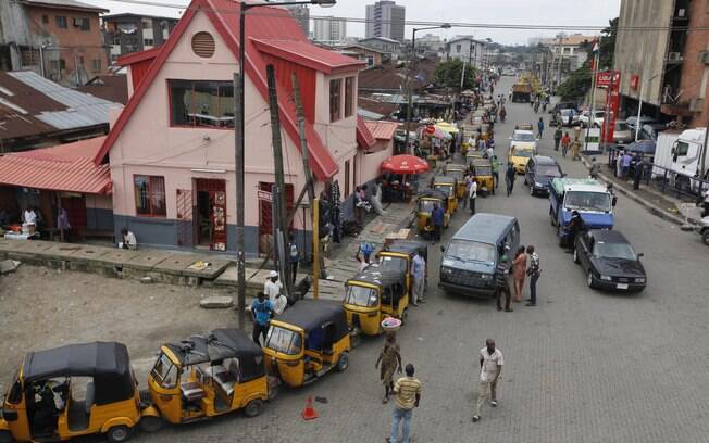 Taxistas aguardam passageiros do lado oposto do hospital em que o endocrinologista Patrick Sawyer morreu de consequência do ebola no isolamento, em Lagos (Nigéria)