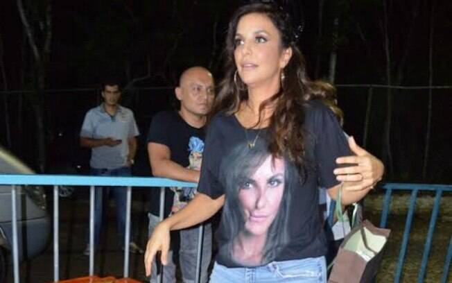 Ivete Sangalo chegou ao camarote da Rainha com uma camiseta que trazia seu próprio rosto