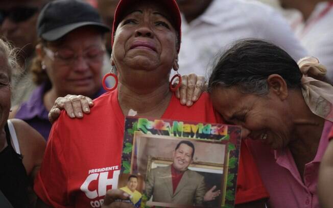 Partidários de Hugo Chávez choram do lado de fora de hospital militar onde presidente venezuelano morreu na terça-feira aos 58 anos (06/03)
