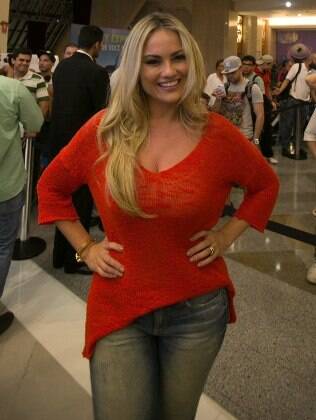 Ellen Roche no lançamento do iPhone 5S em um shopping de São Paulo