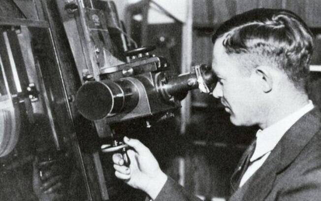 Um pouco das cinzas de Clyde Tombaugh, que descobriu Plutão em 1930, estão a bordo da sonda