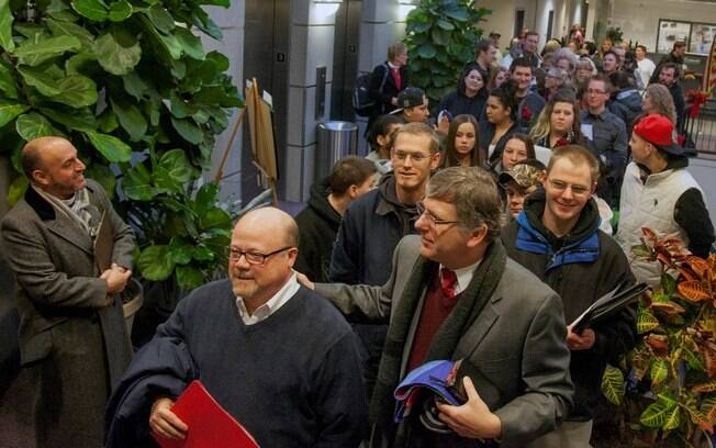 Na prefeitura de Salt Lake, casais fazem fila para se casar após fim da lei que proibia união gay no estado de Utah