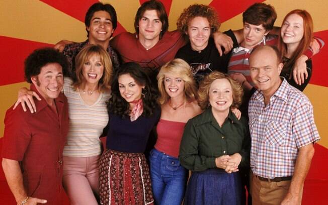 Lisa Robin Kelly de tomara que caia vermelho, no centro da foto, com o elenco do seriado