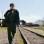Sam Riley em linha de trem. Foto: Divulgação