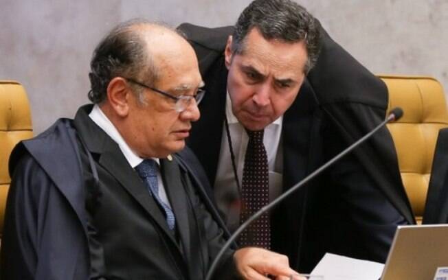 O ministro Luís Roberto Cardoso conversa com Gilmar Mendes no Supremo Tribunal Federal