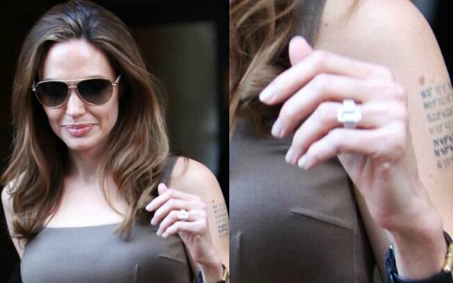 Angelina Jolie exibindo a aliança de noivado