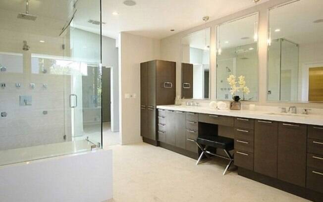 No banheiro da mansão comprada em 2011 por cerca de R$ 6 milhões, espelhos e transparência