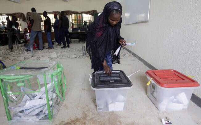 Nigeriana vota para presidente neste sábado (28.03.15)