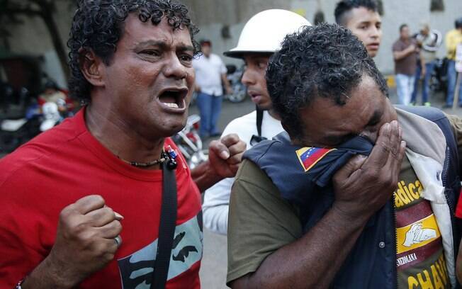 Homens reagem à notícia da morte de Chávez em Caracas (05/03)