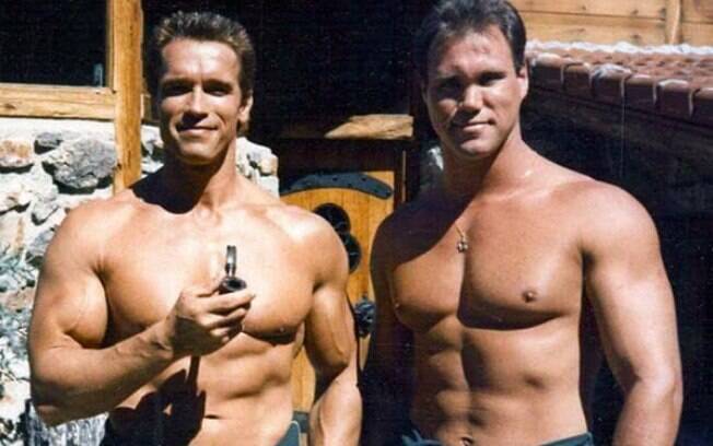 Arnold Schwarzenegger e seu dublê Peter Kent nas gravações de Comando Para Matar