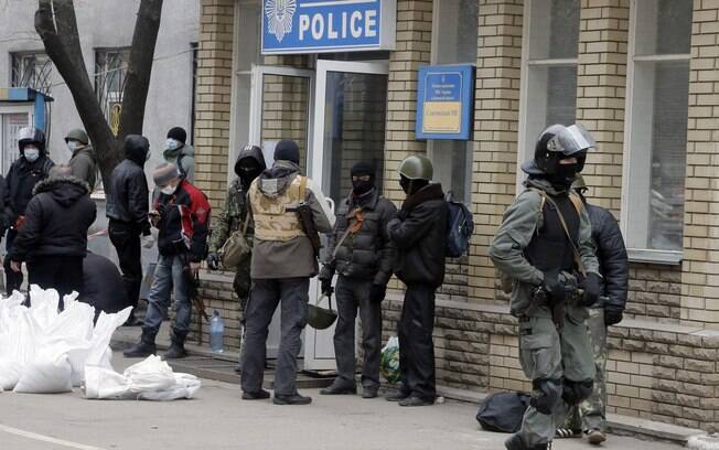 Ativistas armados pró-Rússia ocupam a delegacia de polícia no leste da Ucrânia, na cidade de Slaviansk (12/04)
