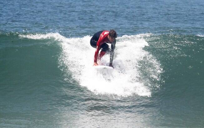 Caio Castro surfou na praia de Grumari, no Rio