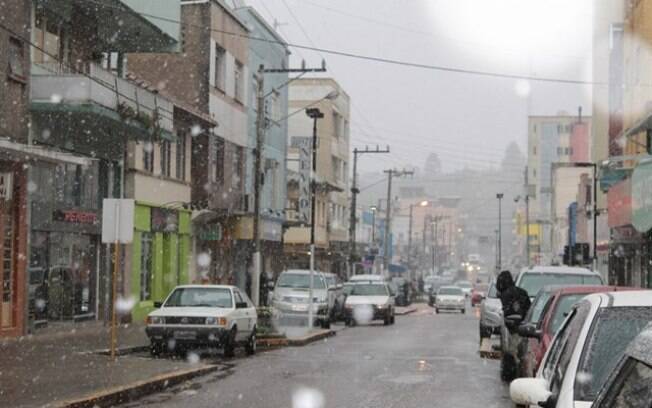 São Joaquim, em Santa Catarina, amanheceu com neve nesta segunda-feira (22).
