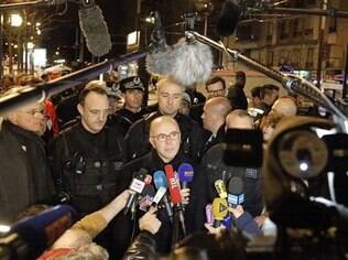 Bernard Cazeneuve conversa com jornalistas após ataques em Paris