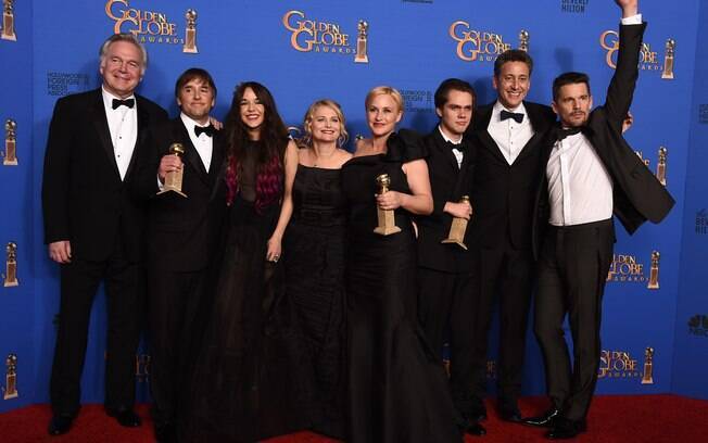 A equipe de 'Boyhood' comemora o prêmio de melhor filme de drama. Foto: AP