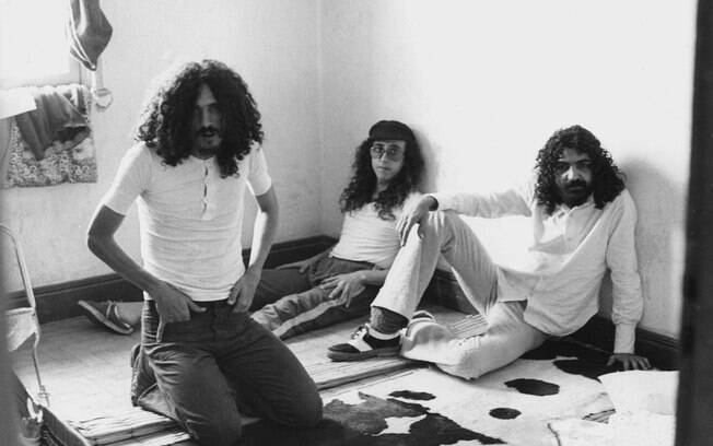 Moraes Moreira à frente dos Novos Baianos, grupo que gravou a música 'Reis da bola'