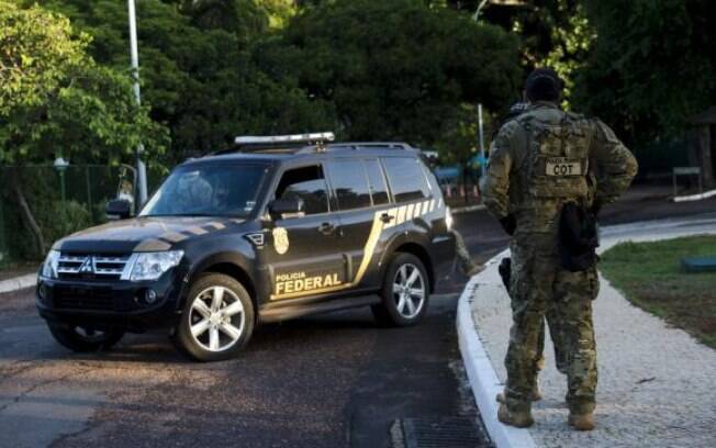 A Polícia Federal está na residência oficial do presidente da Câmara dos Deputados, Eduardo Cunha, no Lago Sul em Brasília, para cumprir mandados de busca e apreensão