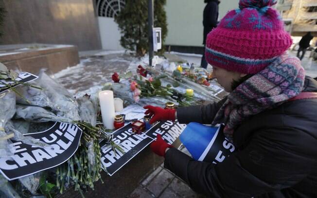 Ucranianos deixam homenagems às vítimas do ataque à sede da revista Charlie Hebdo em frente à embaixada da França em Kiev nesta quinta-feira (8)