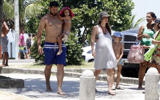 Thiago Lacerda e Vanessa Lóes, grávida de cinco meses do terceiro filho, deixam a praia da Barra, no Rio