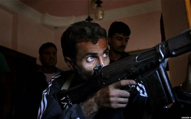 Um franco-atirador do Exército Livre da Síria se prepara para disparar contra as forças do governo no distrito de al- Arqoub, em Aleppo (foto Javier Manzano)