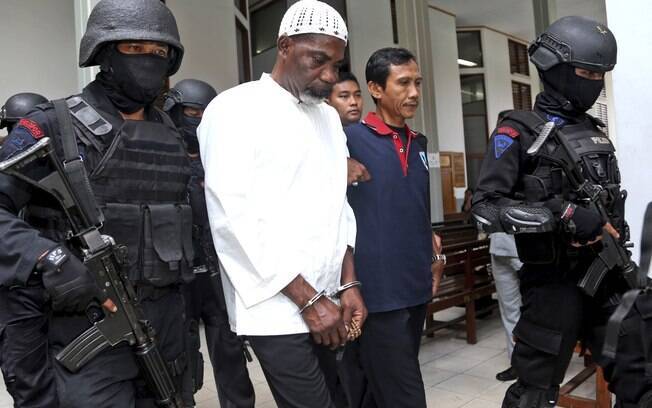 O ganês Martin Anderson, que está no corredor da morte após ser condenado por tráfico de drogas, é escoltado por policiais em Jakarta, Indonésia (19/03)